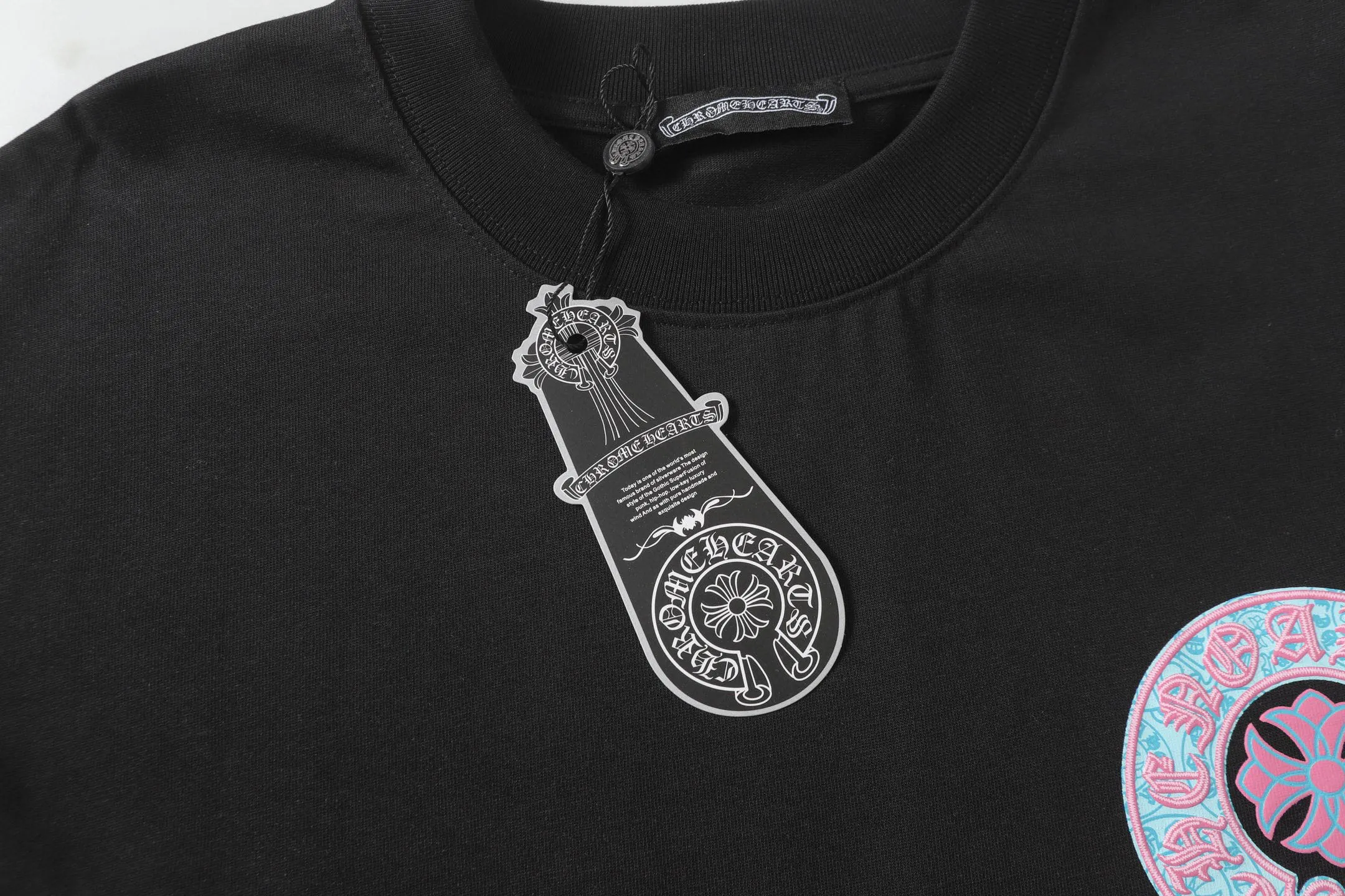 🅿️170 Chrome hearts ch Chrome hearts horseshoe painted foam short-sleeved T-shirt. Large version. Loose and stylish. The difference is the low version, the slim version, the upper body and the hips. 100% commitment: top quality, not fast food. The highest version on the market. Top quality, 280g, 26 custom-dyed double yarn cotton, same style for men and women, complete with three standards. Color: black, white Size: XS-L